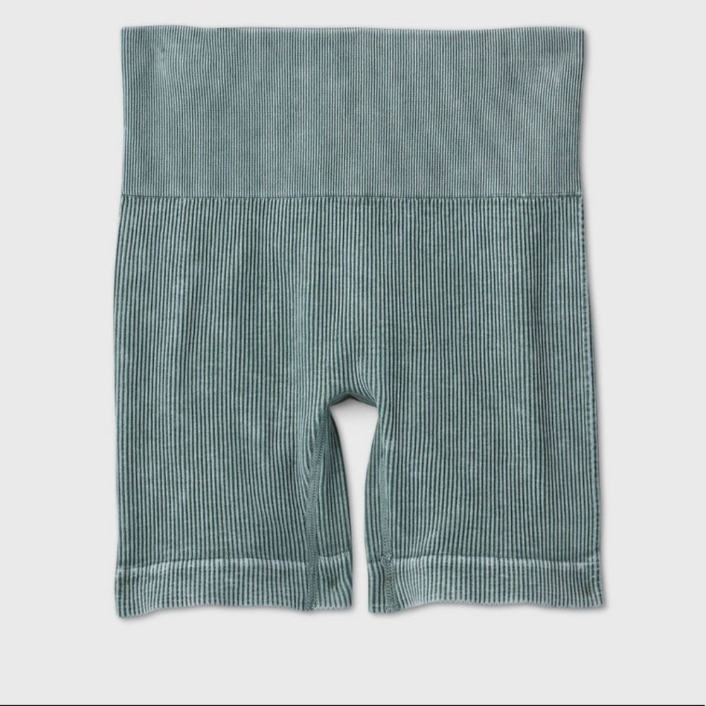 Colsie Ribbed Seamless Lounge Bike Shorts. Size M